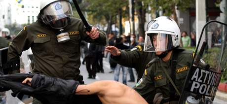 Sráky radikál a policie v Aténách pokraují.