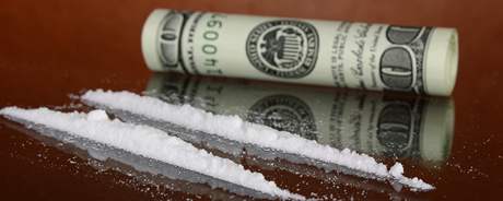 Lajny kokainu a dolarová bankovka