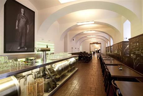 Dalí hit od Tomáe Karpíka. V Lokálu vsadil známý praský restauratér na eskou kuchyni a tankový Prazdroj  a neudlal chybu. 