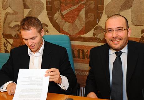 Radní Milan Richter (vlevo) a nový editel praské zoo Miroslav Bobek.