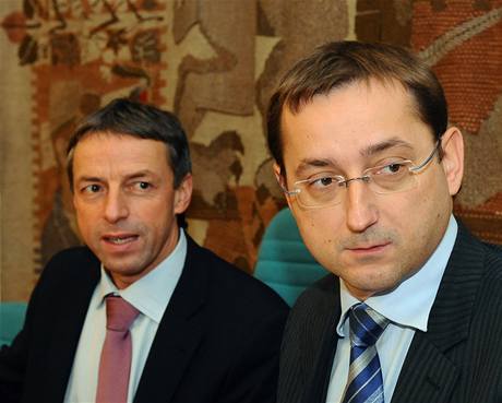 Prask primtor Pavel Bm (vlevo) a jeho nmstek Rudolf Blaek na tiskov konferenci k projektu Opencard. 
