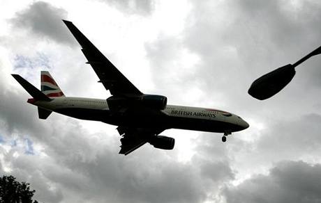 Letoun spolenosti British Airways na letiti Heathrow.