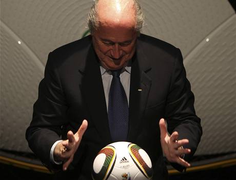 Prezident FIFA Baltter s míem ureným pro finálový turnaj. 