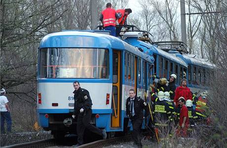 Záchranái zasahují u sráky dvou tramvají v Ostrav.