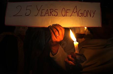 25 let od Bhópálu: Za nejvtí chemickou katastrofu v djinách bývá oznaován únik plyn z poboky amerického koncernu Union Carbide v indickém Bhópálu. 