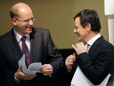 Stínový ministr financí Bohuslav Sobotka (vlevo) a stínový ministr zdravotnictví David Rath vystoupili 1. prosince v Poslanecké snmovn