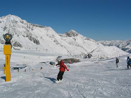 Lyaská jistota se jmenuje Stubai, lyaský areál na konci alpského údolí ticet kilometr za Innsbruckem. 