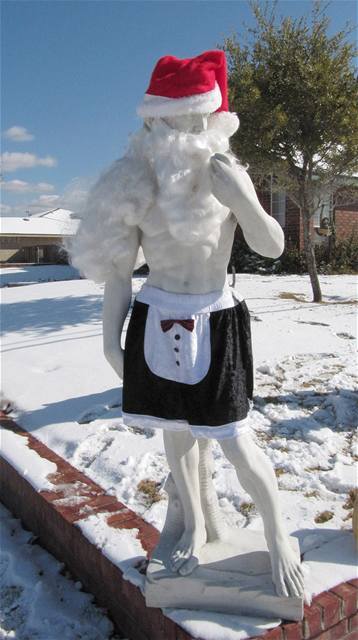 Muž z Texasu oblékl sochu Davida jako Santa Clause.