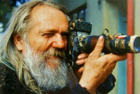 Fotograf Miroslav Tichý s vlastnoručně vyrobeným aparátem