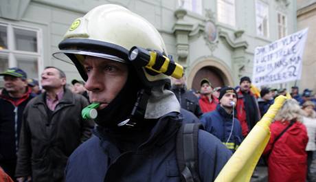 Protesty hasi a policist proti sniování plat