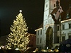 Pi mikuláských slavnostech se rozzáil i vánoní strom na námstí v centru Olomouce. 