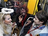 Mikulá, ert a andl rozdávali 4. prosince sladkosti dtem ve speciální mikuláské tramvaji, kterou pro n pipravilo msto Litvínov