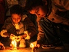 25 let od Bhópálu: Dti zapalují svíky za obti tragédie