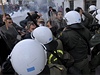 Demonstranti pi stetu s policií bhem nepokoj v ecku