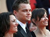 Leonardo DiCaprio s americkou reisérkou Leilou Conners Petersen (vlevo) a Nadiou Conners na 60.roníku filmového festivalu v Cannes.