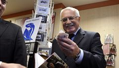 Václav Klaus na autogramiád� knihy své man�elky