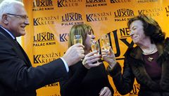Prezidentský pár s Marcelou Pechá�kovou na k�tu knihy