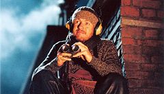 Nejd�ív mina potom kulka. Bazil (Danny Boone) nemá na zbran� �t�stí. Te� se rozhodl s partou bezdomovc� pomstít zbrojnímu pr�myslu. 