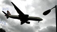 Letoun spolenosti British Airways znovu me pistávat na letiti v Heathrow nedaleko Londýna.