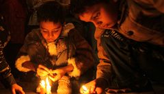 25 let od Bhópálu: D�ti zapalují sví�ky za ob�ti tragédie