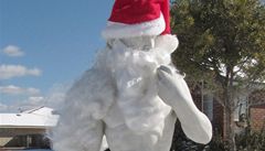 Texasan vyzdobil sochu Davida na zahradě jako Santa Clause 
