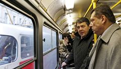 Tramvají a pky. Jií Paroubek na cest do Prmyslového paláce.