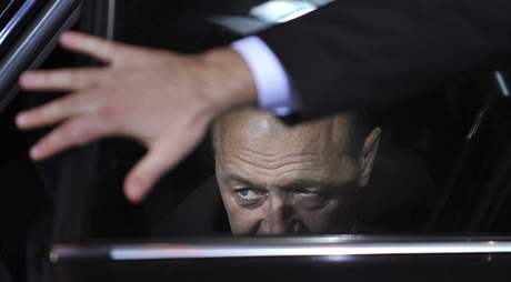 Rumunský prezident Traian Basescu pi píjezdu na summit EU