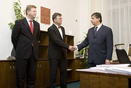 Premiér Fischer gratuluje novému ministrovi pro evropské záleitosti Juraji Chmielovi. Pihlíí tomu exministr tefan Füle. 