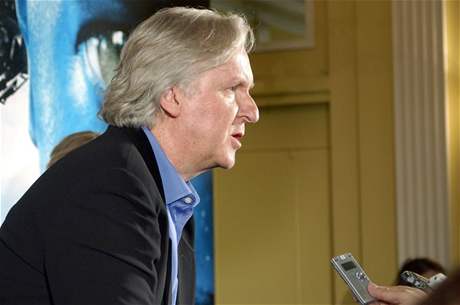 Reisér James Cameron na tiskové konferenci po premiée filmu Avatar 11. prosince v Londýn. 