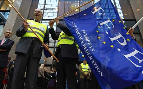 Nkolik stovek lidí dnes ve trasburku podpoilo návrh Evropské komise na zvýení plat euroúedník. 