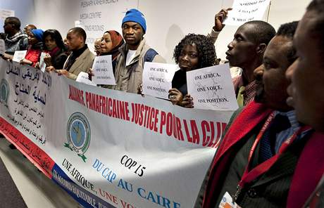 Demonstranté z afrických neziskových organizací 