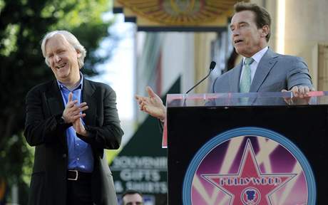 Reisér James Cameron (vlevo) s kalifornským guvernérem Arnoldem Schwarzeneggerem. Cameron získal hollywoodskou hvzdu na chodníku slávy. 