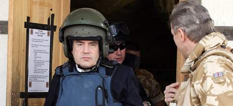 Gordon Brown v helm a neprstelné vest opoutí afghánskou základnu.