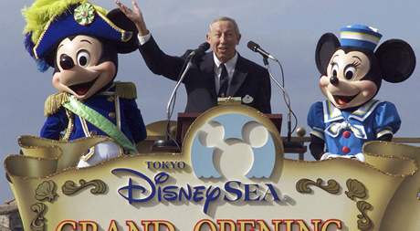Ron Disney pi otvírání DisneySea v Japonsku v roce 2001.