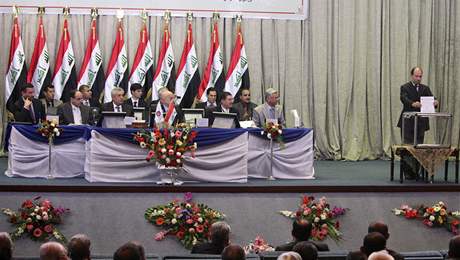 Irácká ropná komise sleduje vhazování zapeetné nabídky kontraktu na iráckou ropu.