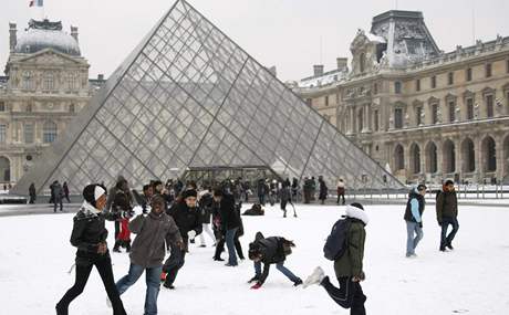 Sníh na nádvoí Louvreu