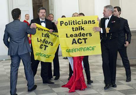 Aktivisté z Greenpeace pronikli na královninu veei