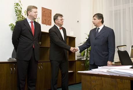 Premiér Fischer gratuluje novému ministrovi pro evropské záležitosti Juraji Chmielovi. Přihlíží tomu exministr Štefan Füle. 