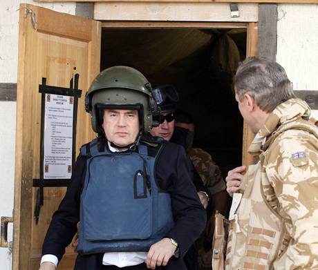 Gordon Brown v helm a neprstelné vest opoutí afghánskou základnu.