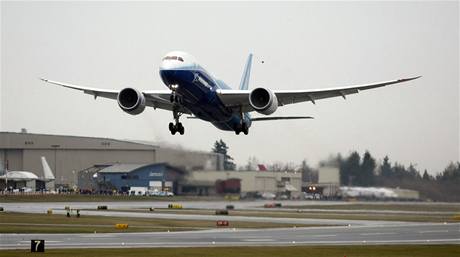 Nov typ Boeingu 787 Dreamline dnes spn uskutenil prvn zkuebn let.