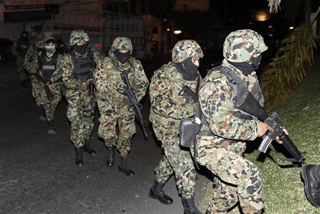 Mexická armáda pi zásahu proti drogovým kartelm.