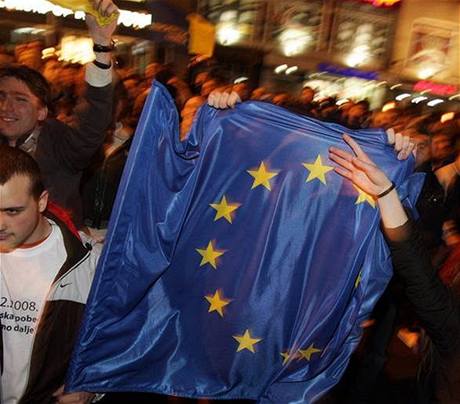 Srbové slaví vítzství proevropsky orientovaného Tadie v únorových volbách.