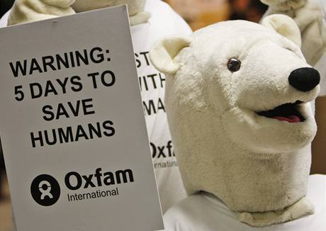 Summit v Kodani: Aktivista v pevleku za ledního medvda drí nápis "Pozor: 5 dn na to zachránit lidi".
