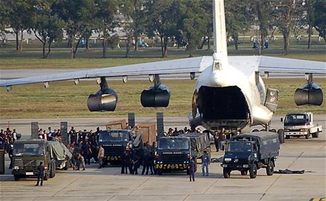 Letadlo peváející 35 tun zbraní ze Severní Koreje, které bylo zadreno na letiti v Bankoku