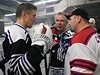 Vjaeslav Fetisov (uprosted) loni pi zápase legend v Síni slávy NHL.
