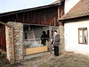 Rodný domek Klementa Gottwalda v Ddicích. Na snímku pracovnice muzea Klára Rybáová