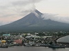 Filipínská sopka Mayonchrlí popel a lávu. Úady u evakuovaly ticet tisíc lidí.