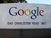 Google. Logo spolenosti u centrály firmy v Silicon Valley.
