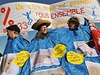Ekologití aktivisté v Paíi s transparentem "Jiný svt je moný, vichni spolen"