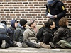 Policisté s aktivisty zadrenými bhem demonstrace v Kodani